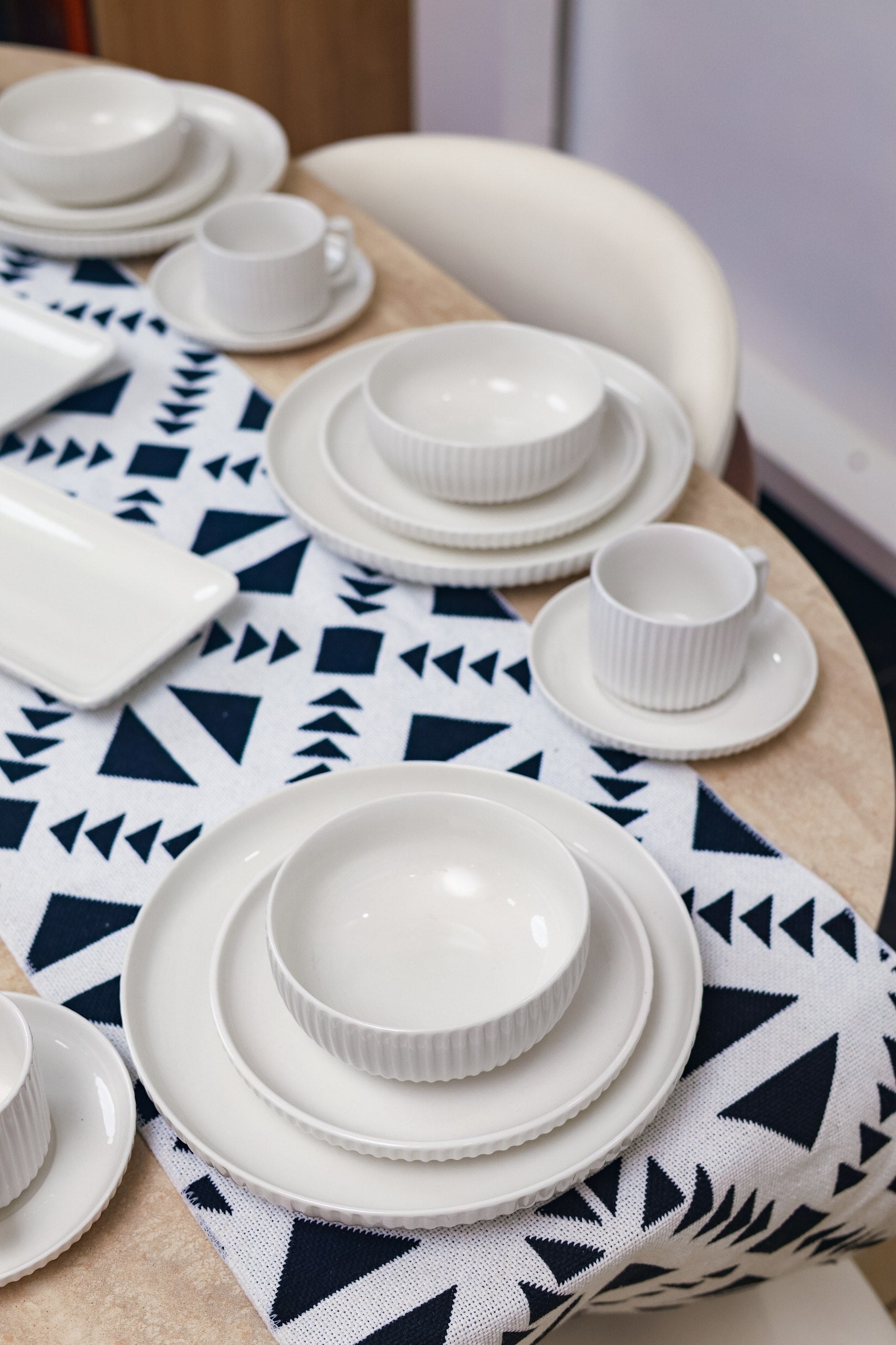 32-piece dinner set with linear detail price