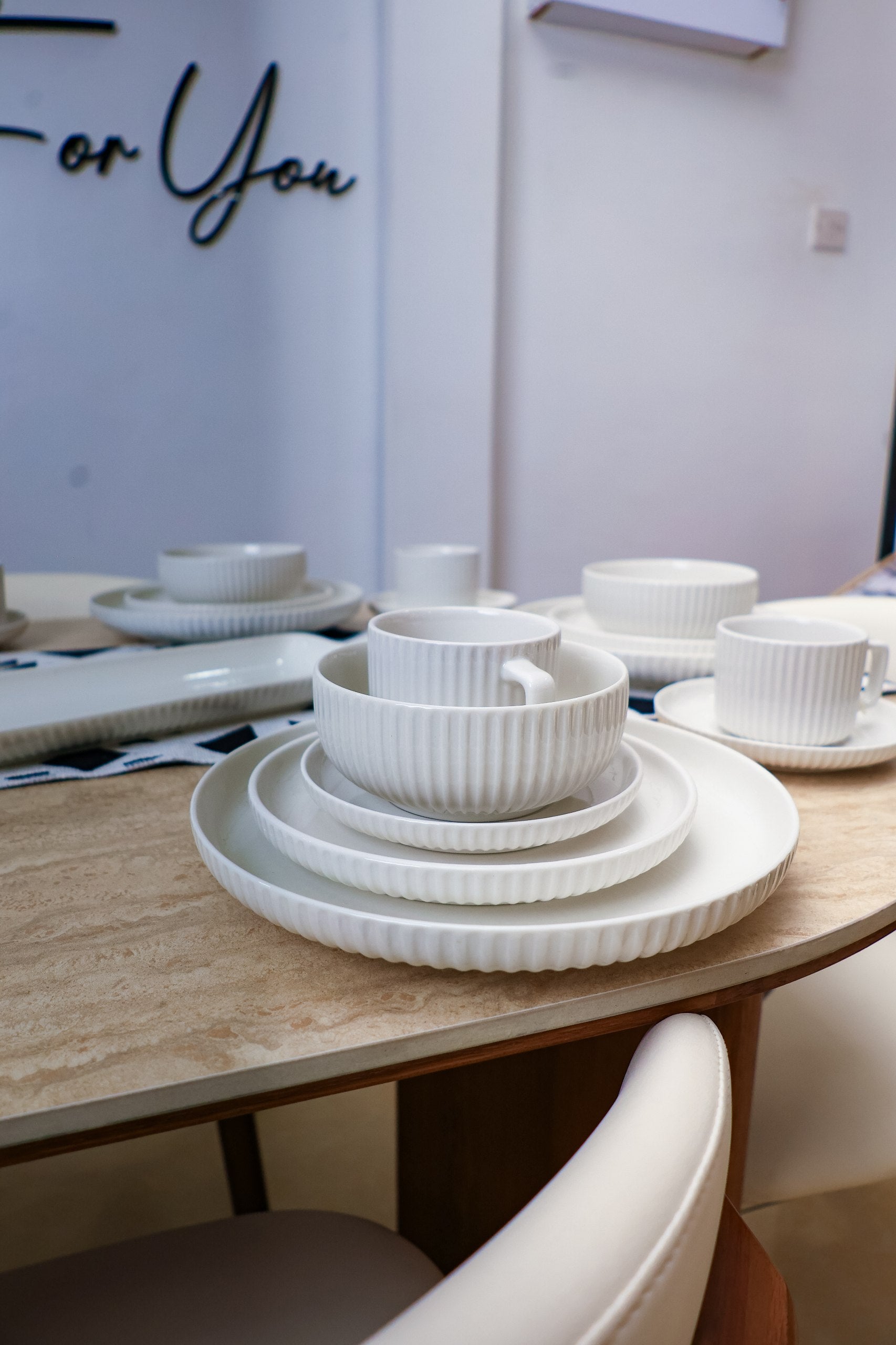 32-piece dinner set with linear detail price
